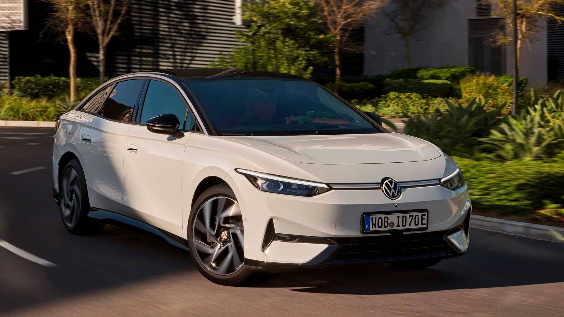 Imagen dinámica del Volkswagen ID.7 en movimiento, estilizado y moderno.