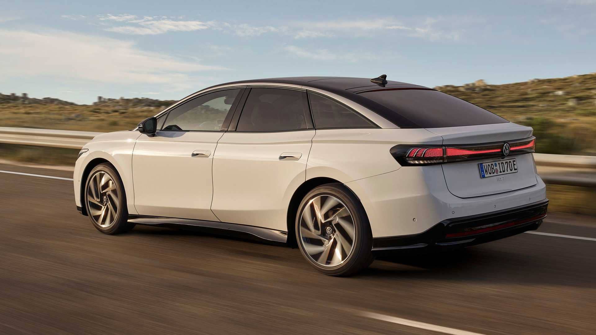 Diseño de líneas fluidas en la vista trasera y lateral del VW ID.7.