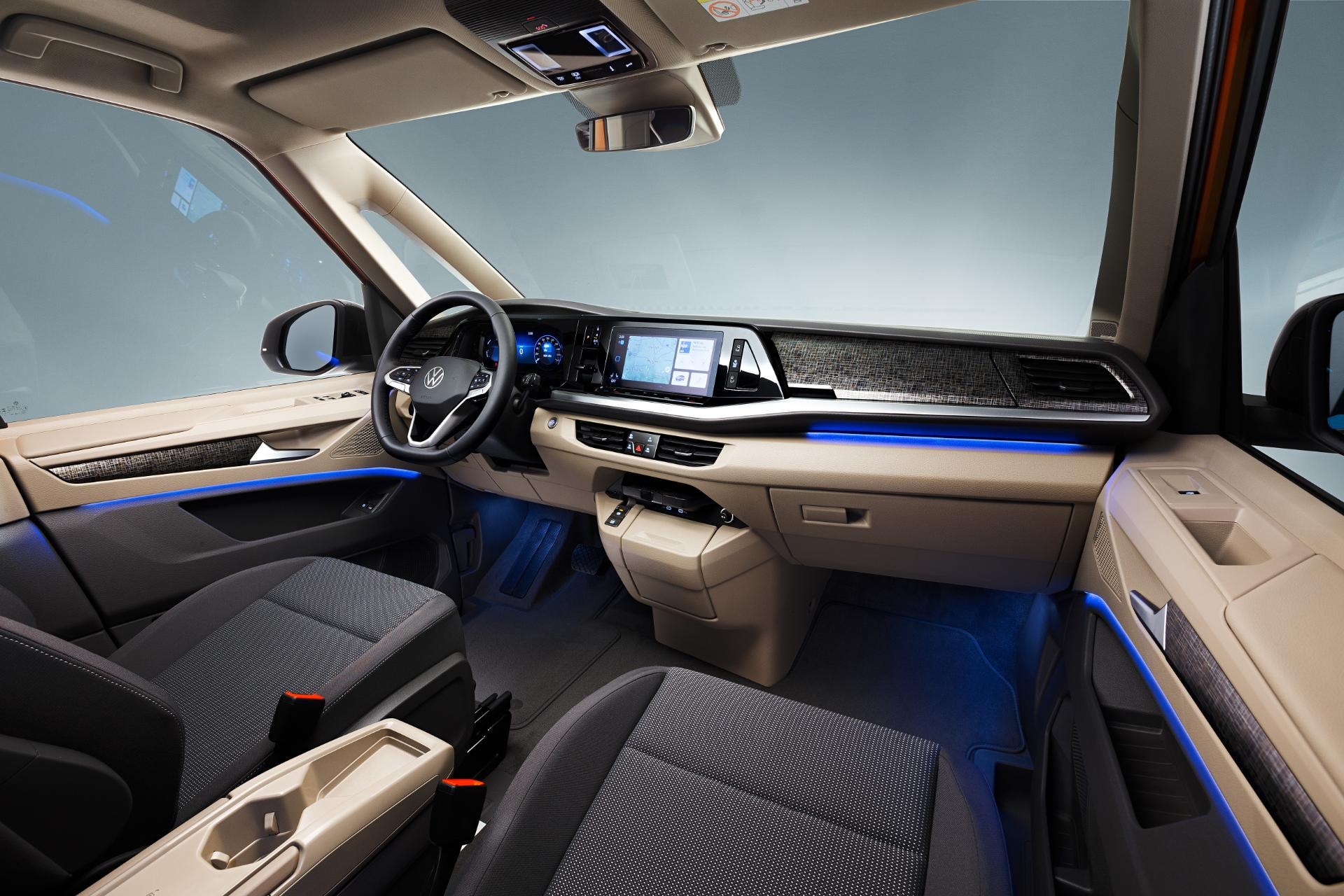 Interior con iluminación ambiental que realza su modernidad y confort.