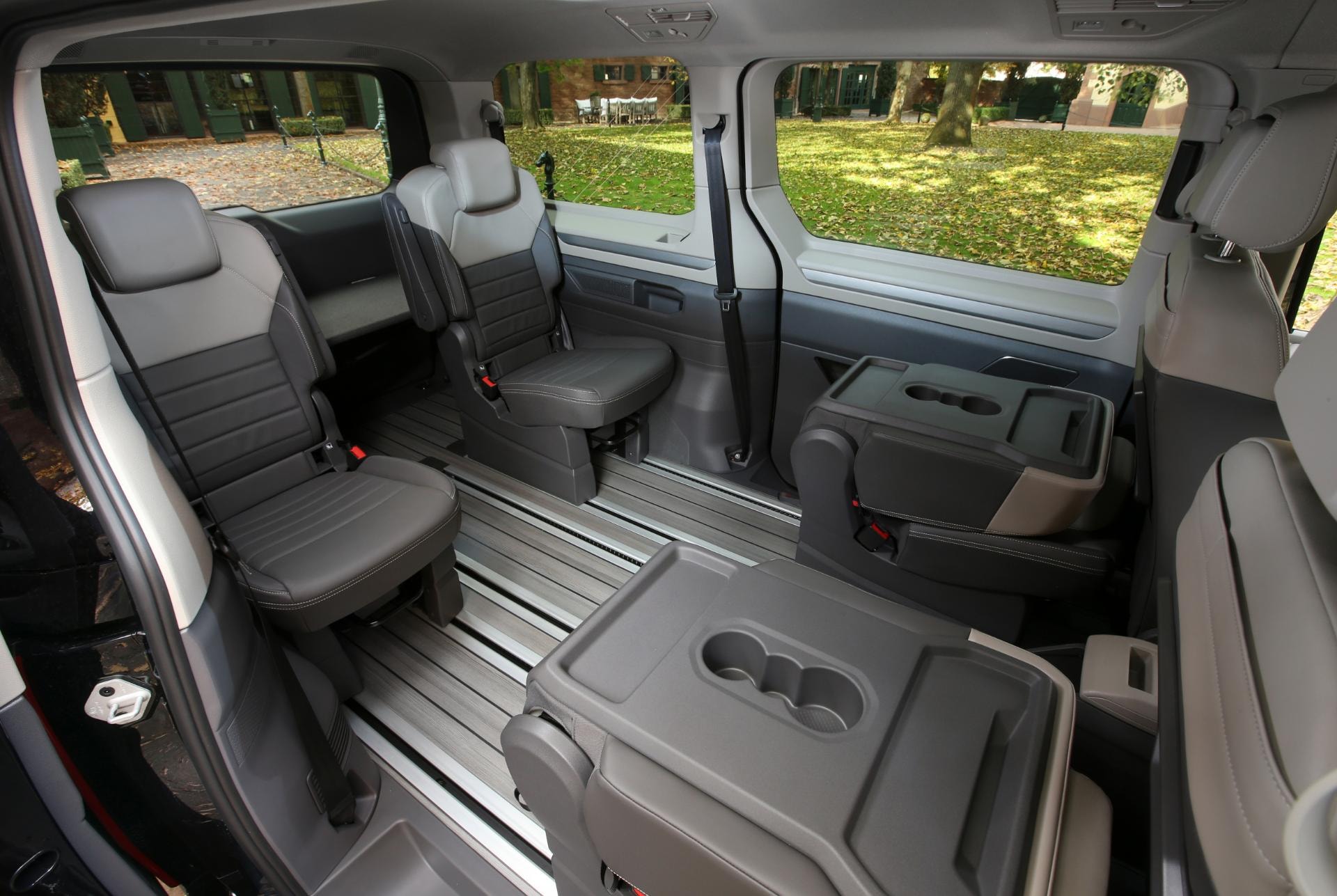 Configuración de asientos y mesa central en el Volkswagen Multivan híbrido.