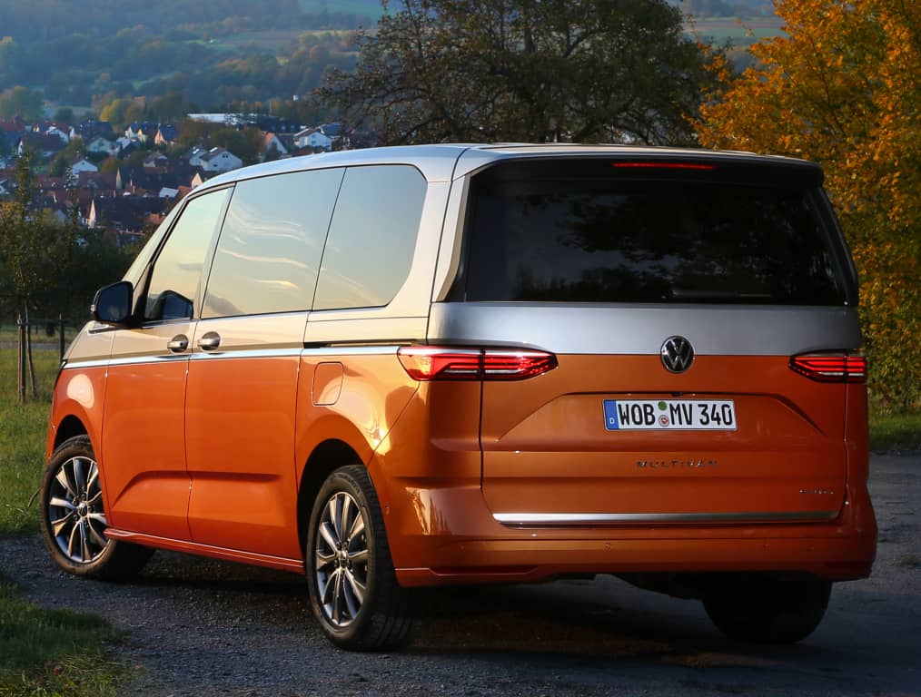 Vista lateral que muestra la longitud y las ventanas amplias.