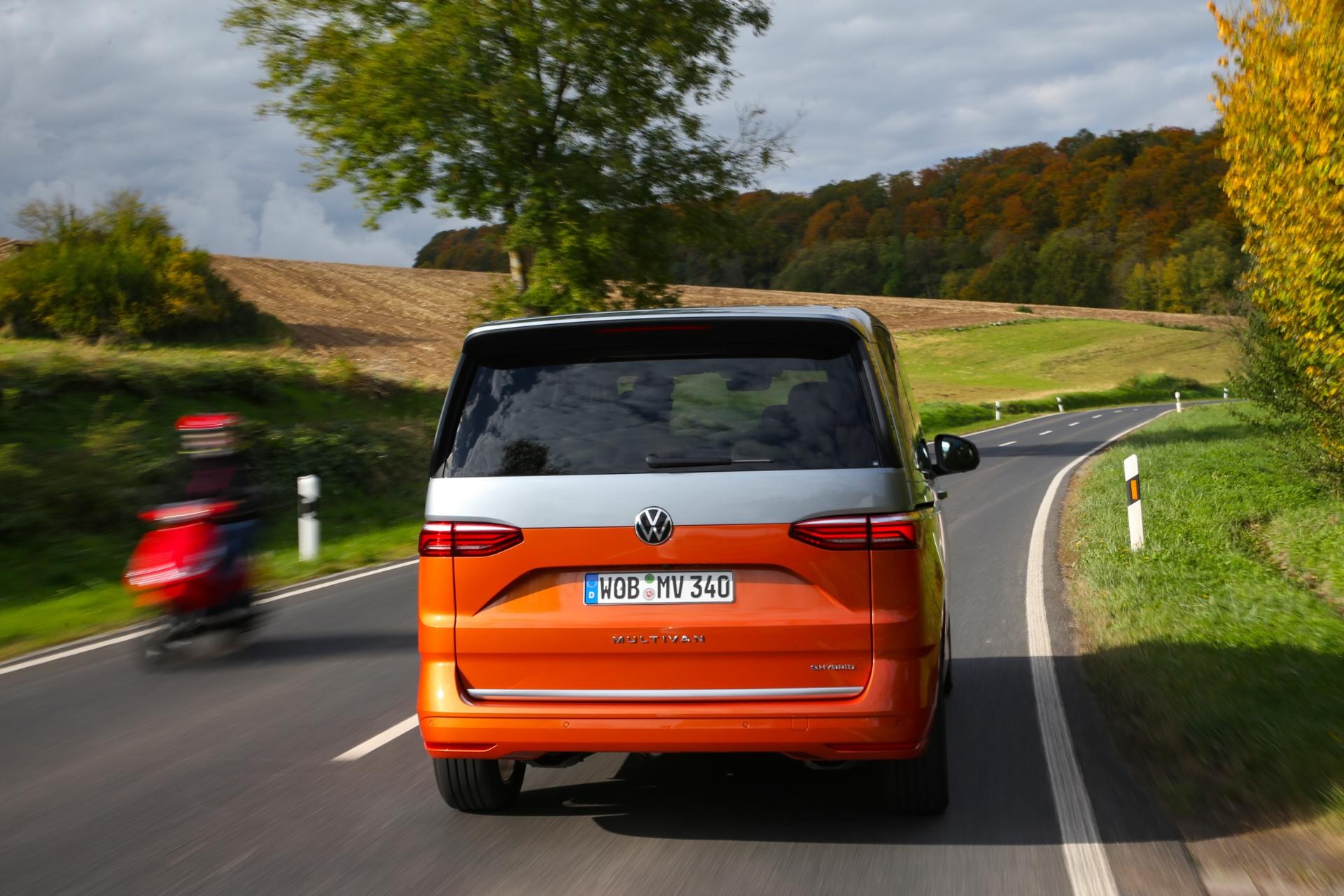 Detalle de la zaga del Volkswagen Multivan híbrido en un entorno natural.