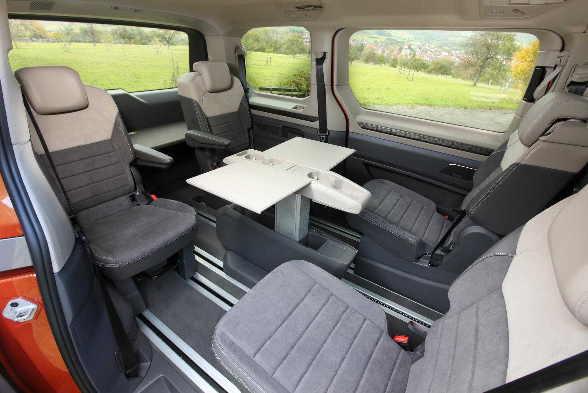 Vista interna de la configuración de asientos del Multivan híbrido