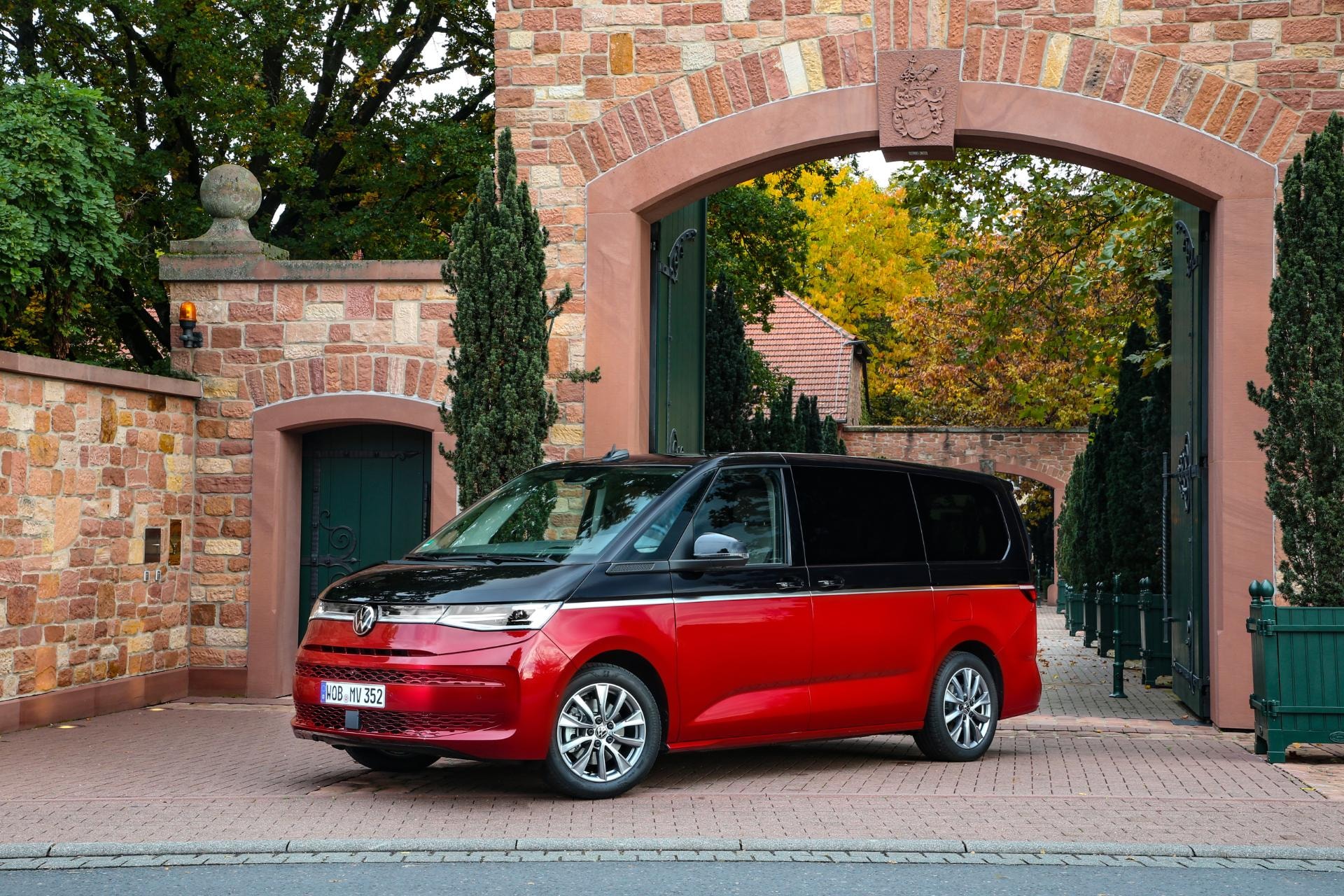 Perspectiva frontal y lateral del Volkswagen Multivan híbrido