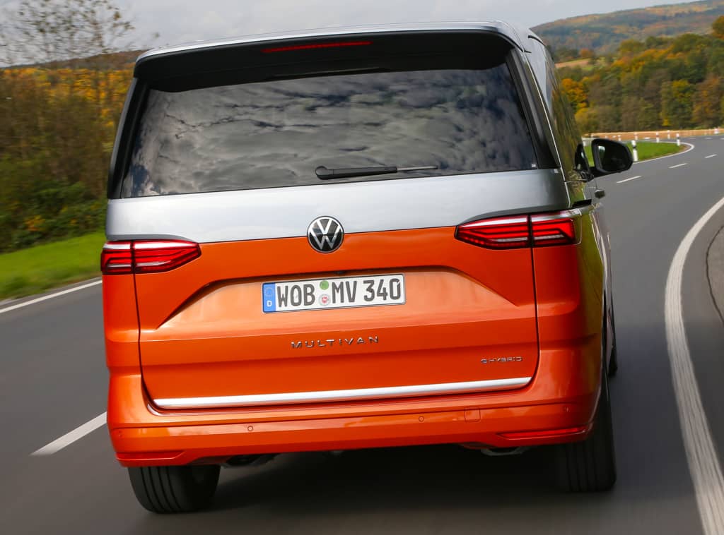 Vista posterior de la Multivan híbrida, con líneas modernas y limpias.