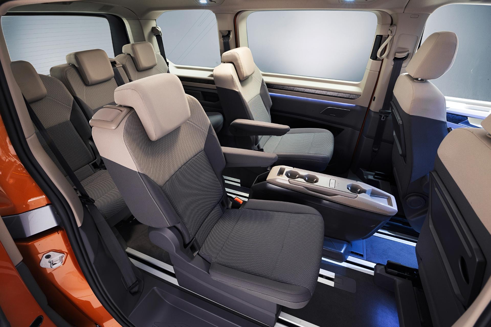 Configuración de asientos interiores del Volkswagen Multivan híbrido, demostrando su versatilidad y comodidad.