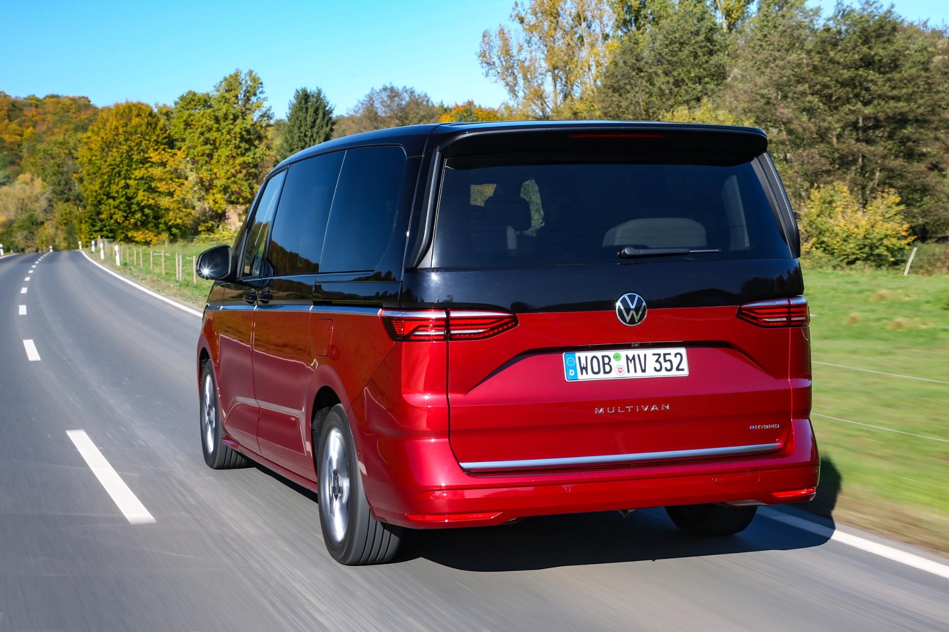 Perfil trasero del Volkswagen Multivan híbrido, mostrando su diseño y capacidad.