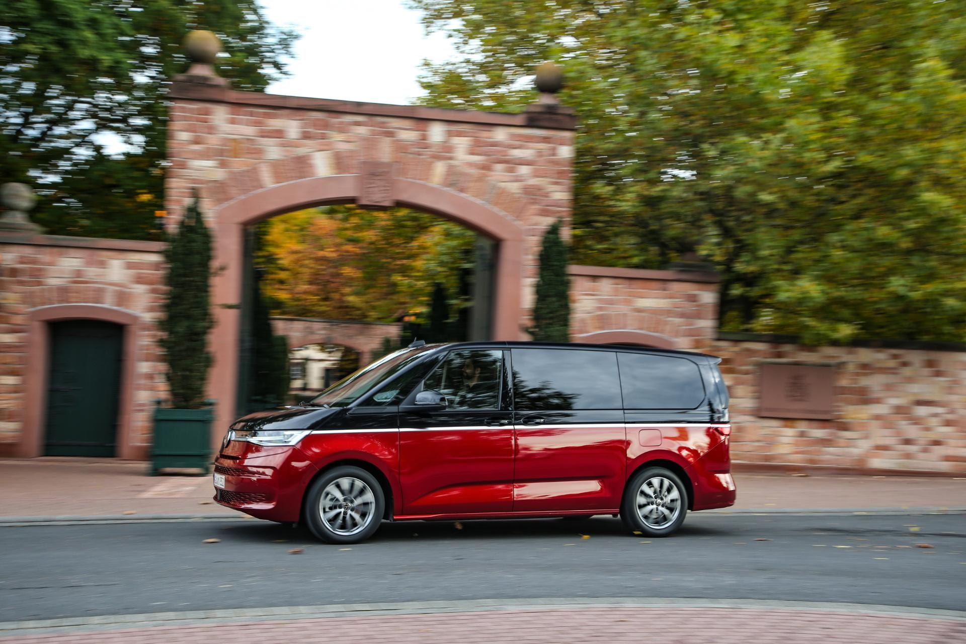 Vista dinámica lateral del Multivan híbrido en entorno urbano