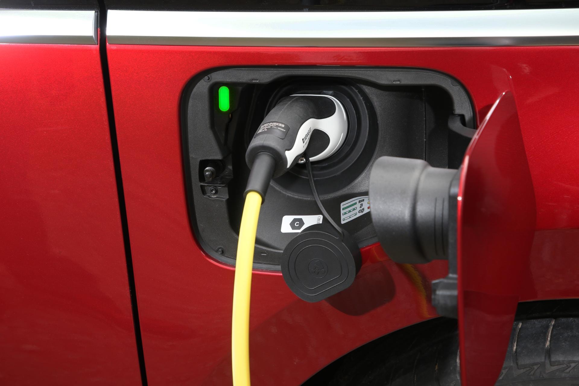 Punto de carga del Volkswagen Multivan híbrido, detalle esencial de la versión híbrida.