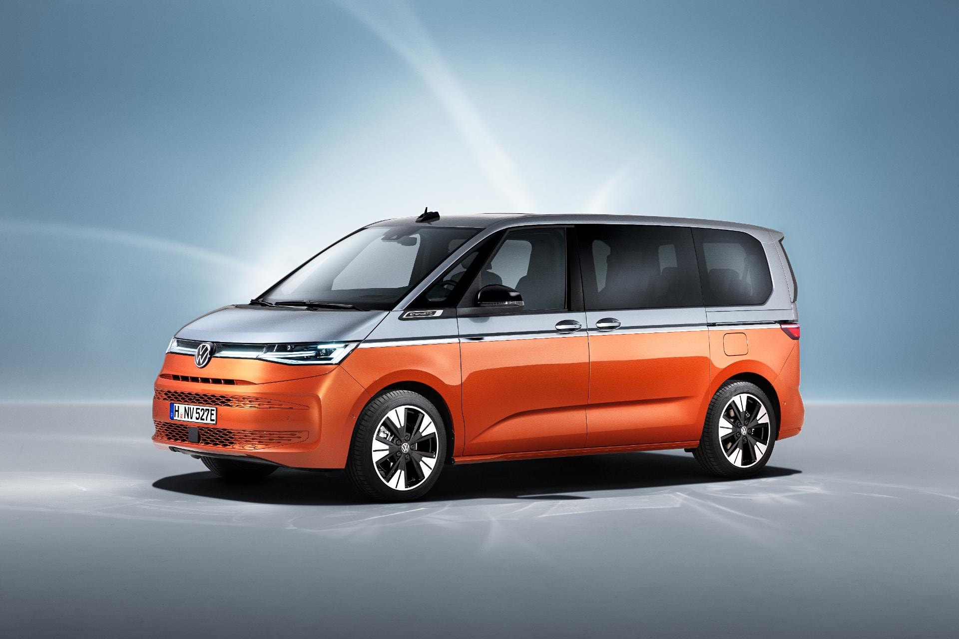 Vista trasera del Volkswagen Multivan híbrido, resaltando su silueta distintiva.
