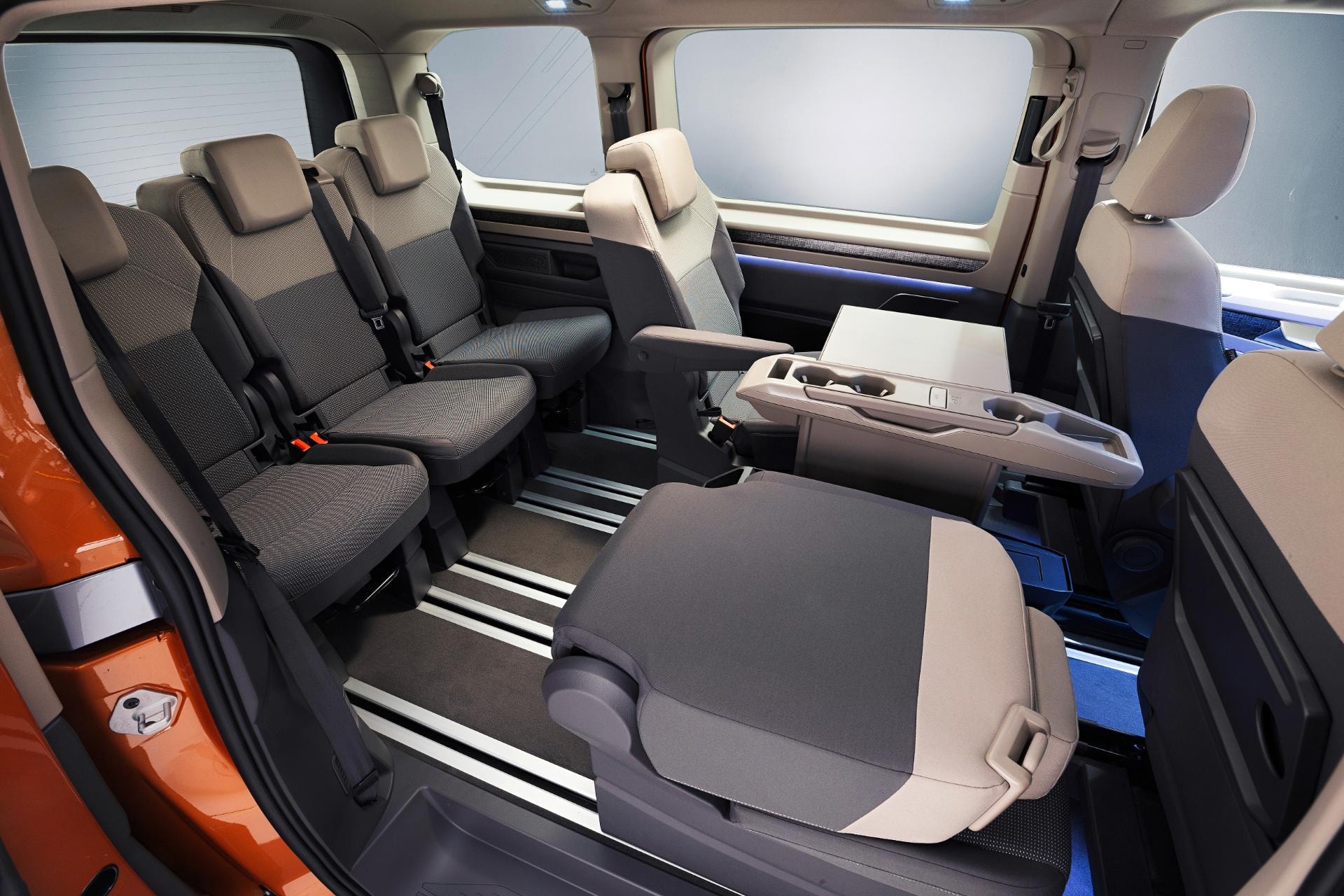 Configuración de asientos y espacios interiores del Volkswagen Multivan.