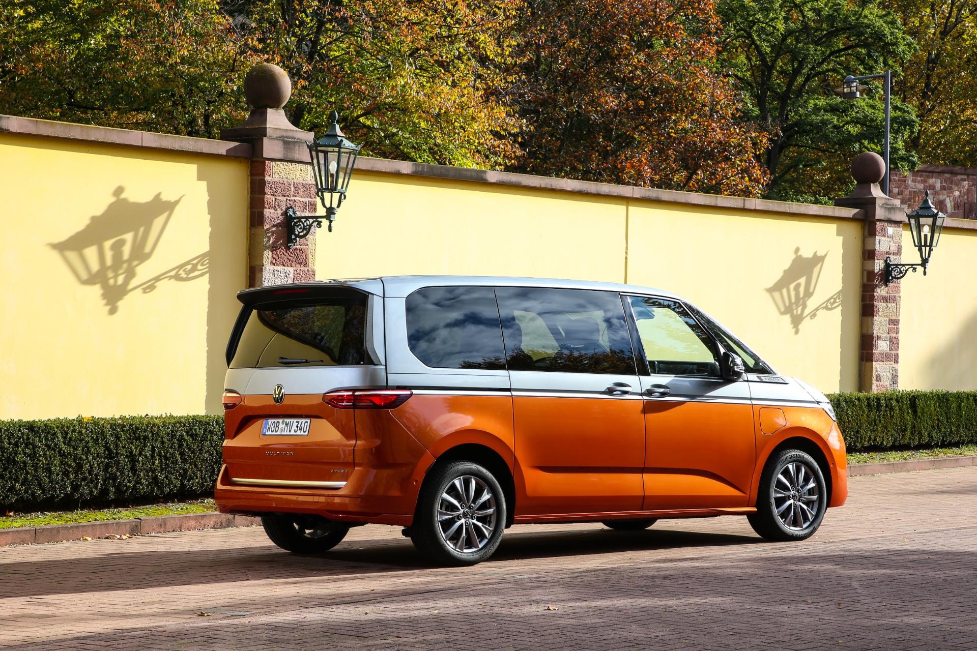 Elegante perfil lateral del Volkswagen Multivan híbrido contrastando con la arquitectura clásica.