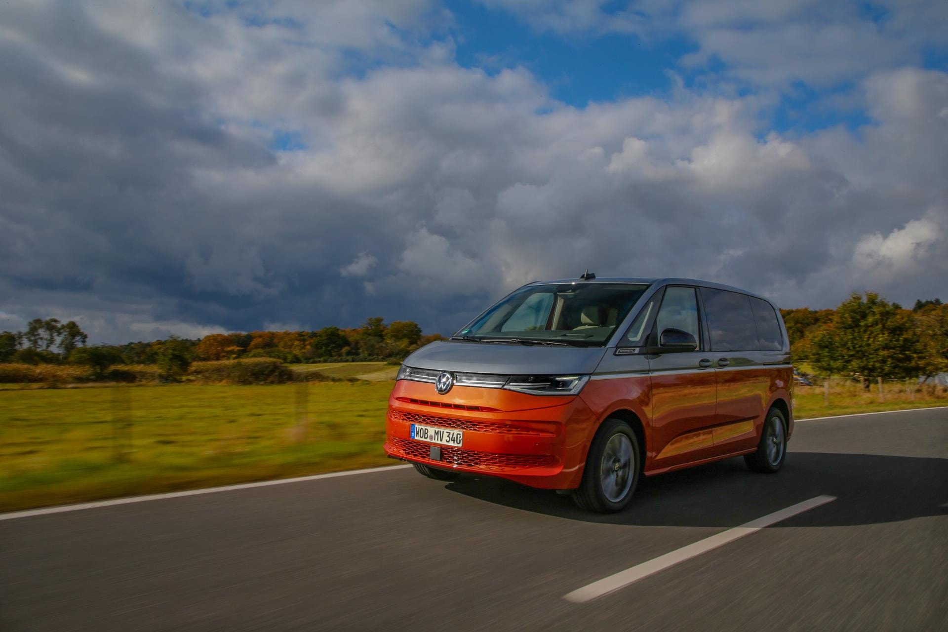 Volkswagen Multivan híbrido en movimiento mostrando su perfil lateral.