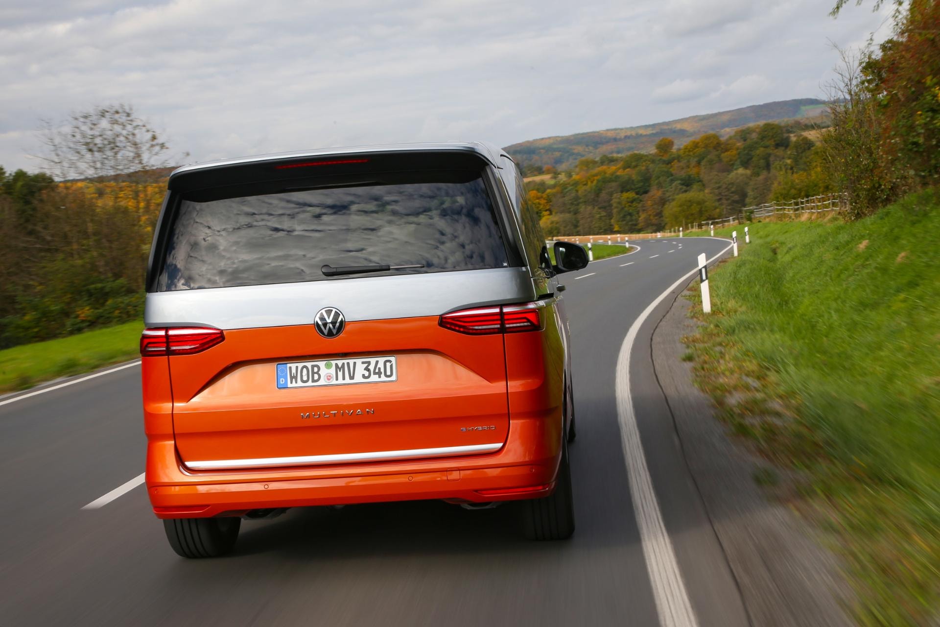 Perspectiva dinámica de la parte trasera del Volkswagen Multivan híbrido.