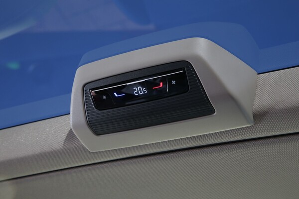 Panel de control climático en el techo de la Volkswagen Multivan. Panel de control climático en el techo de la Volkswagen Multivan.