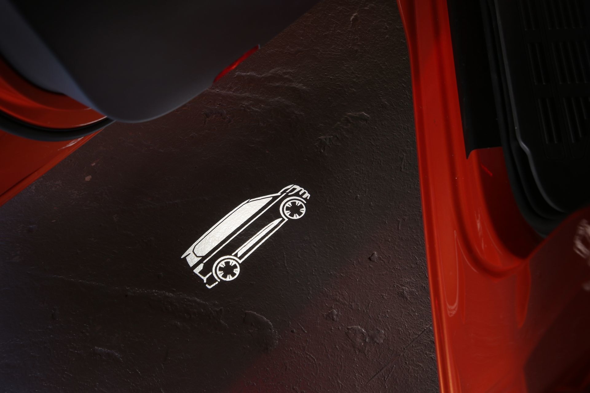 Detalle emblema Volkswagen en el piso del vehículo.