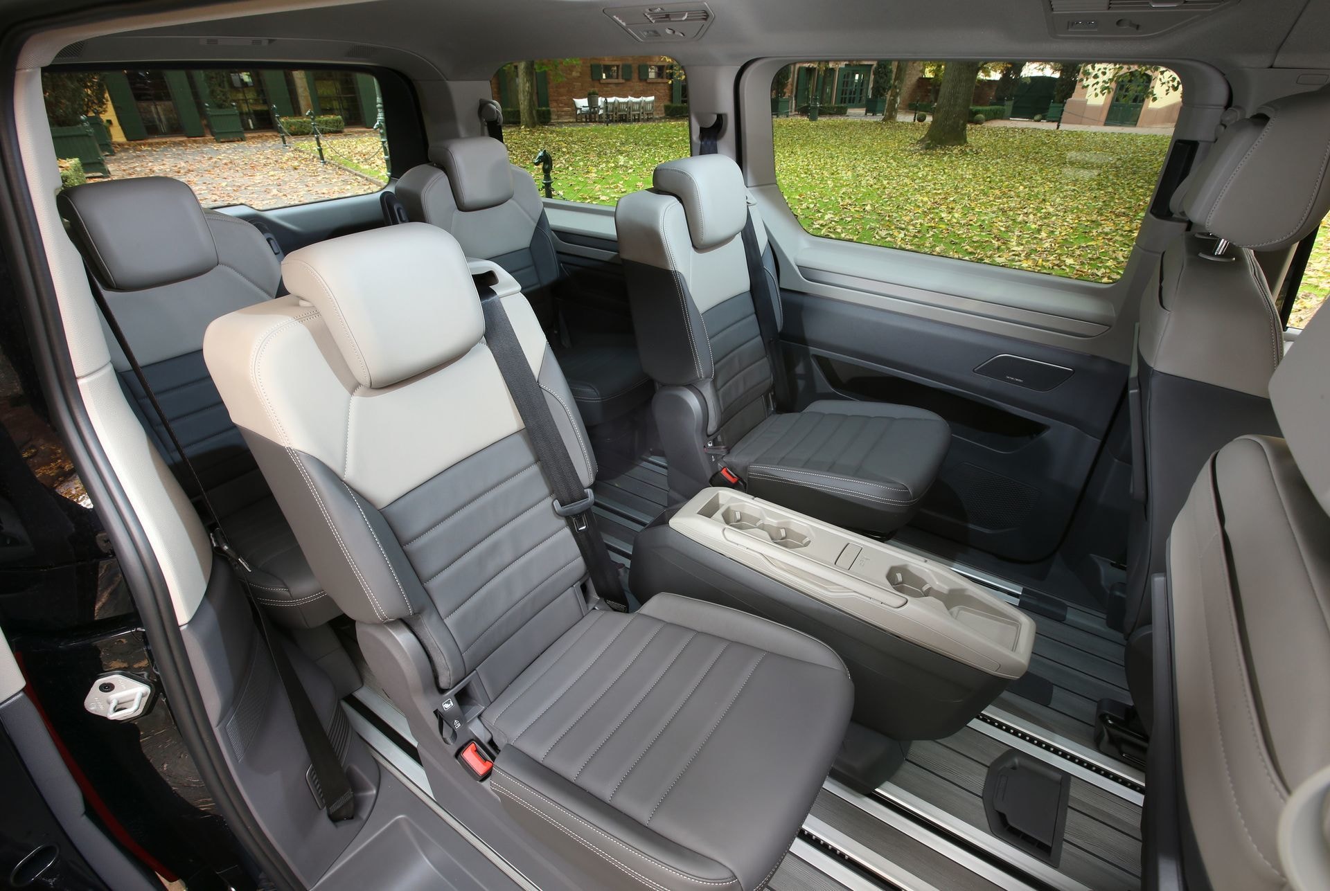 Interior de la Multivan con asientos configurables y piso adaptable.