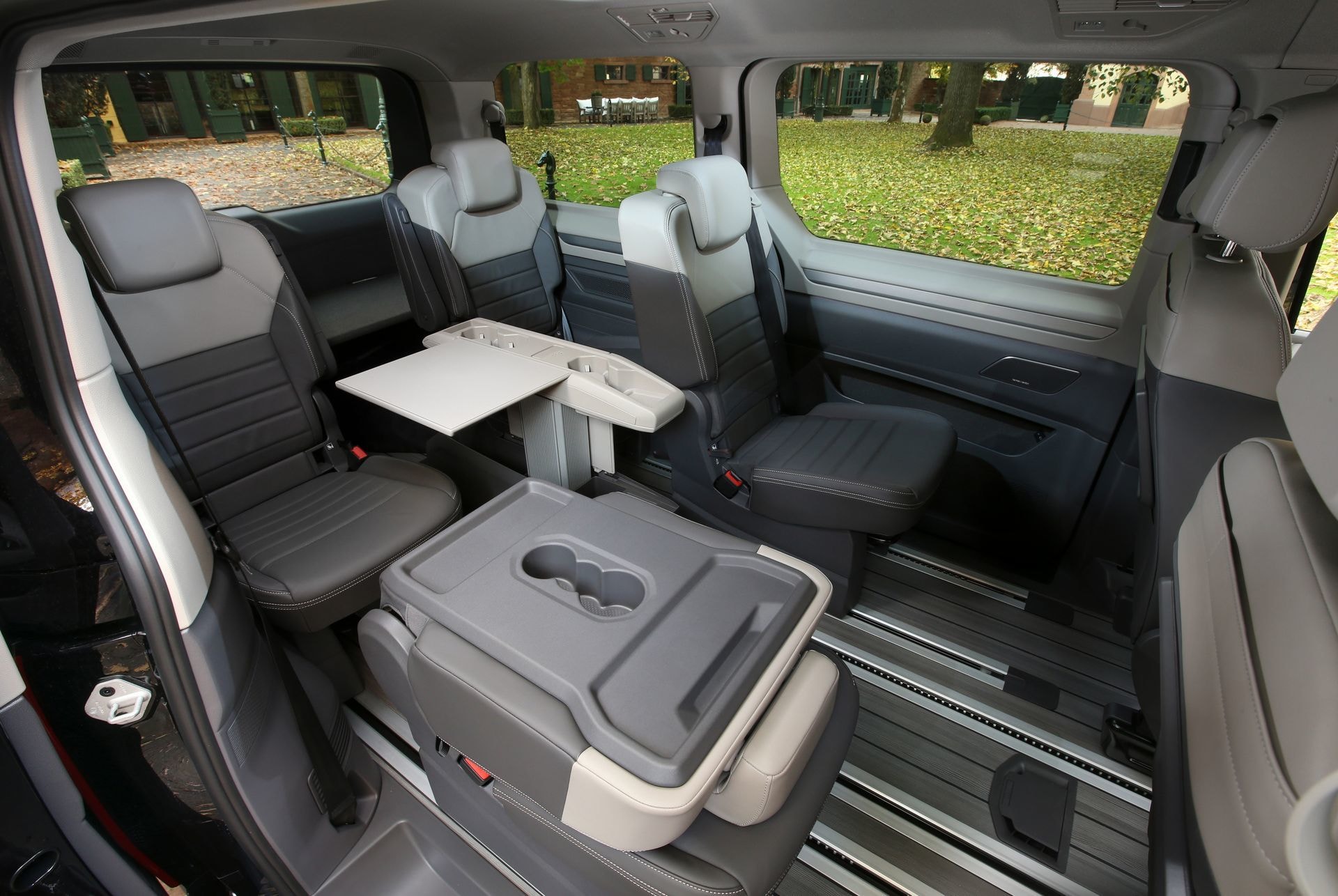 Configuración de asientos traseros y mesita para viajes en grupo.