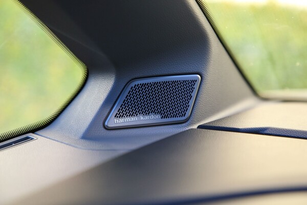 Altavoz de alta fidelidad en el interior de la Volkswagen Multivan. Altavoz de alta fidelidad en el interior de la Volkswagen Multivan.