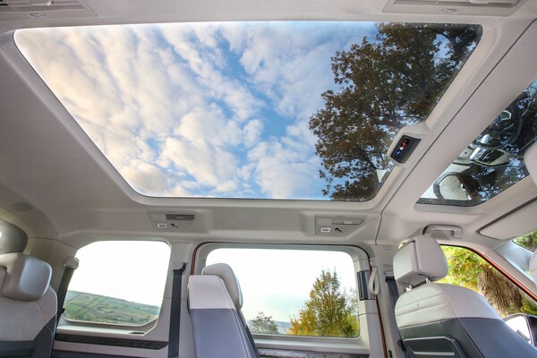 Techo panorámico del Volkswagen Multivan ofreciendo amplitud y luz. Techo panorámico del Volkswagen Multivan ofreciendo amplitud y luz.