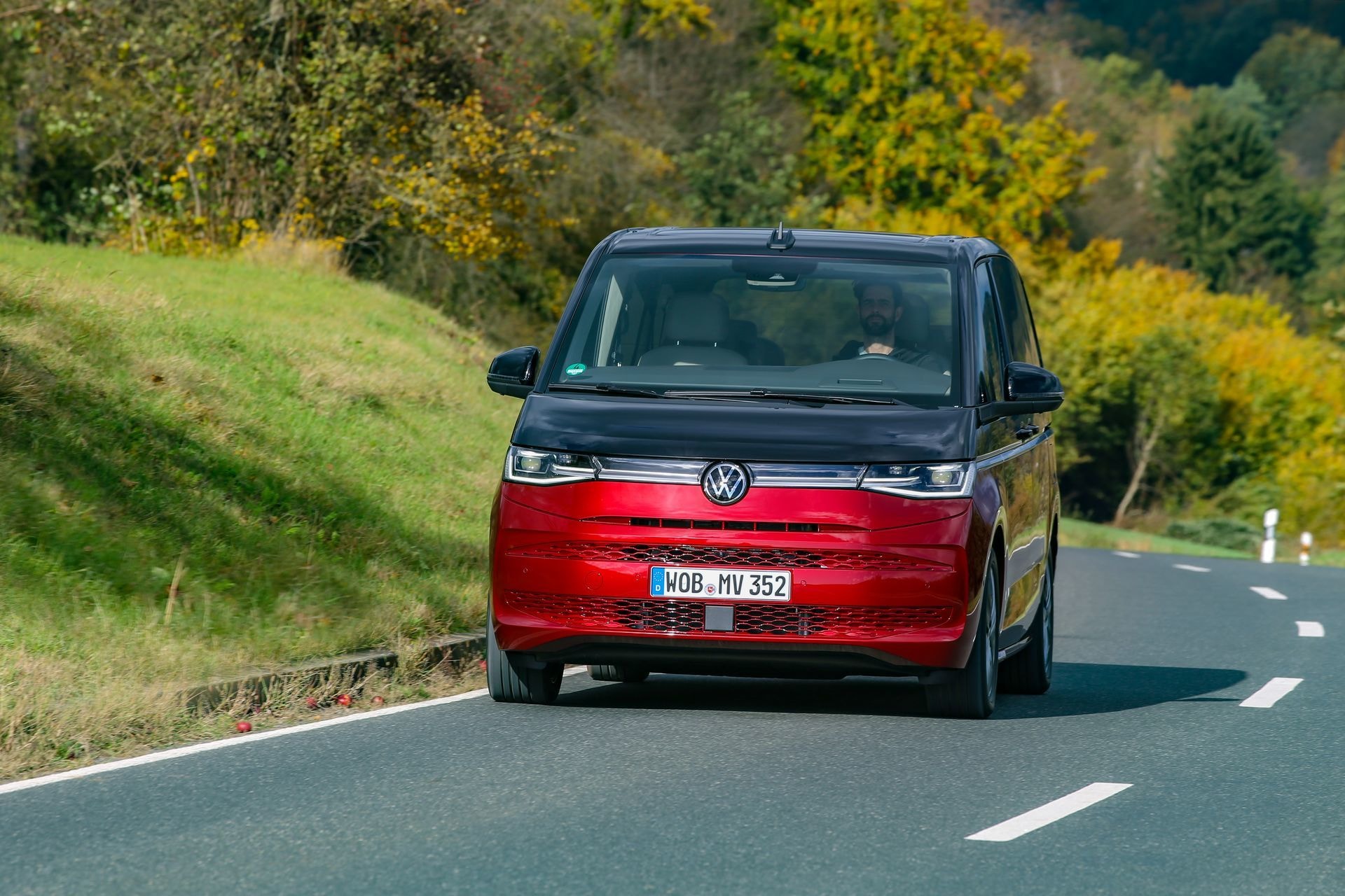 Volkswagen Multivan en pleno desempeño sobre asfalto.