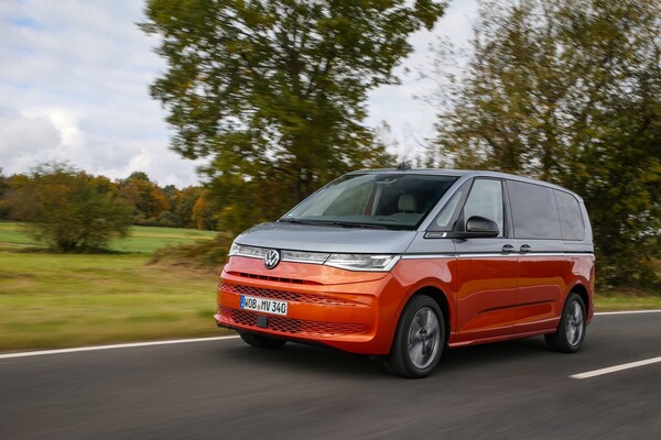 Volkswagen Multivan en movimiento, mostrando su dinámica lateral. Volkswagen Multivan en movimiento, mostrando su dinámica lateral.