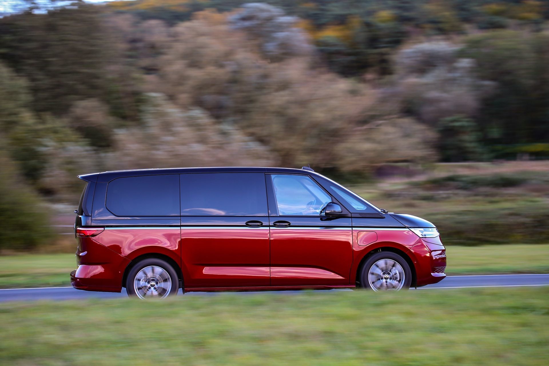 Diseño lateral de la Multivan mostrando su línea y dinamismo.