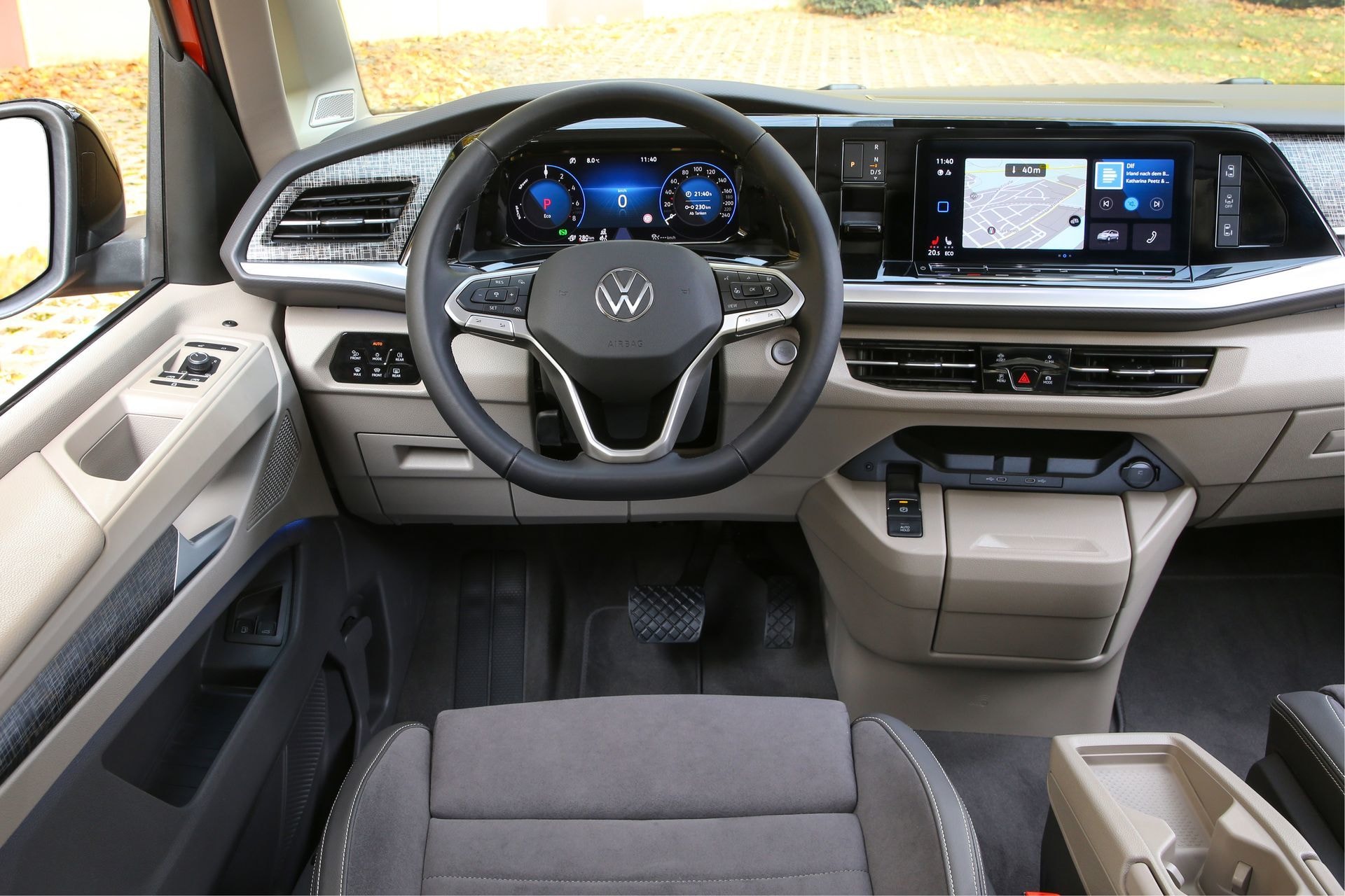Interior del Volkswagen Multivan con enfoque en la cabina.