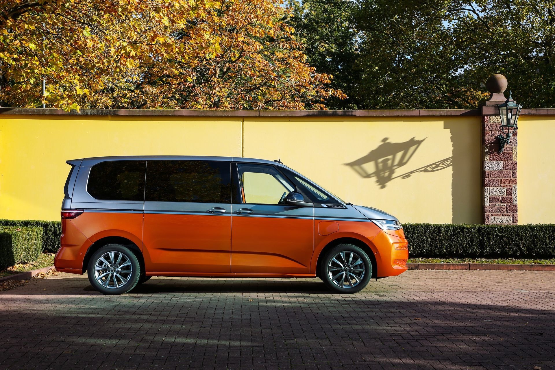 Vista lateral del Volkswagen Multivan mostrando su diseño.