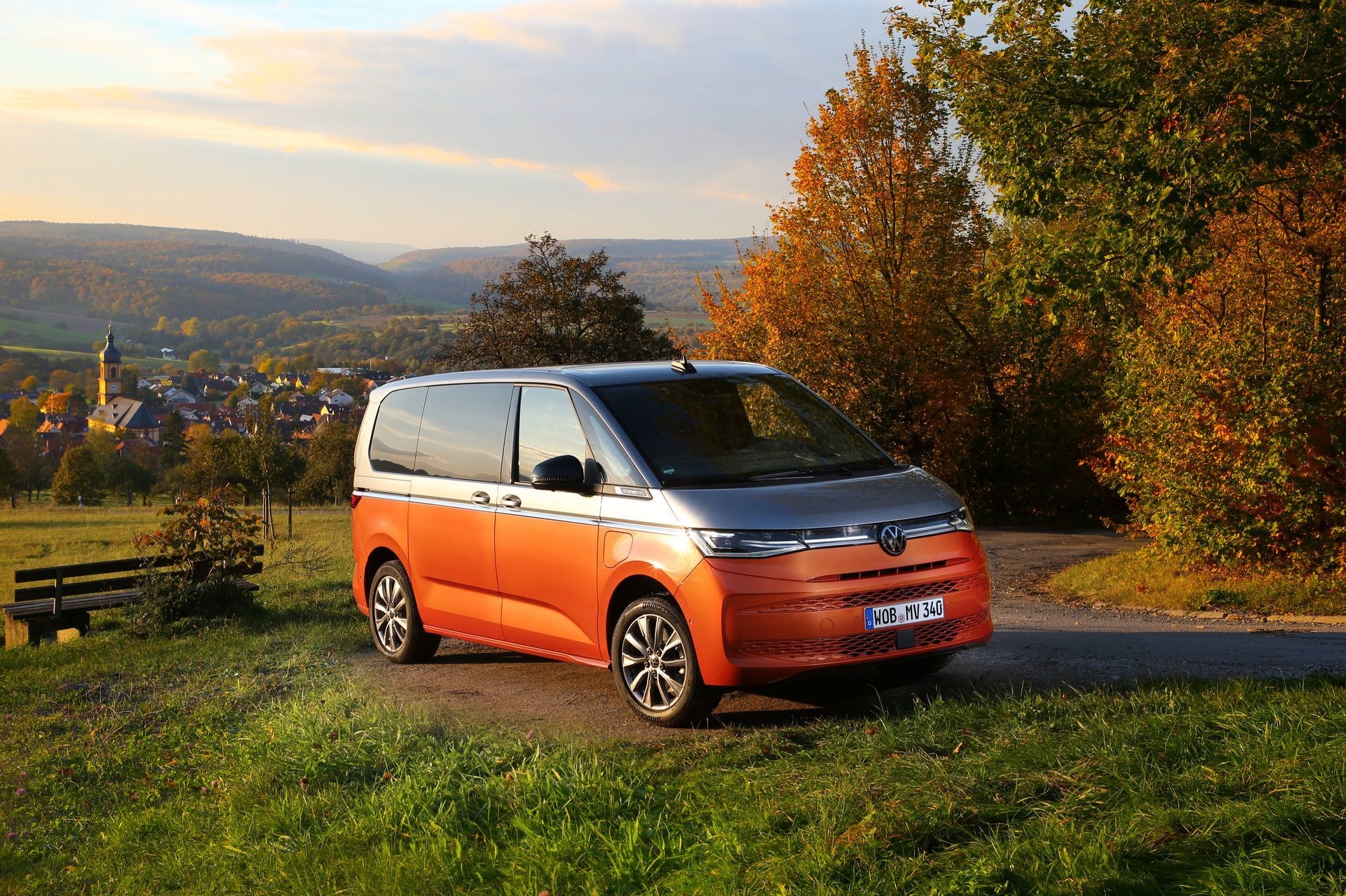 Vista frontal del Volkswagen Multivan con el fondo paisajístico.