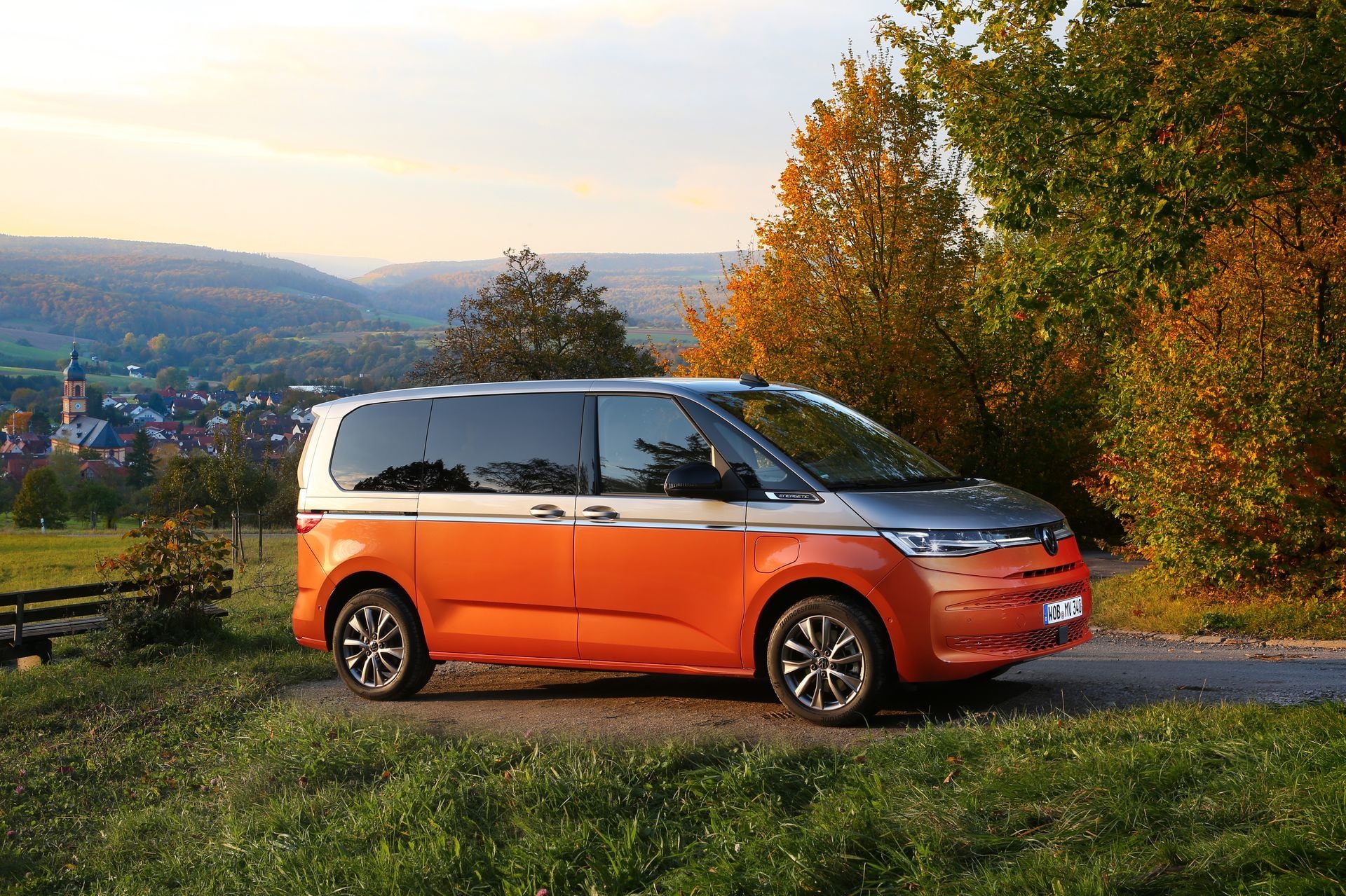 Perfil lateral del Volkswagen Multivan con atardecer de fondo.