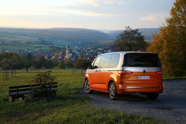 Volkswagen Multivan mostrando su diseño trasero y entorno otoñal. Volkswagen Multivan mostrando su diseño trasero y entorno otoñal.