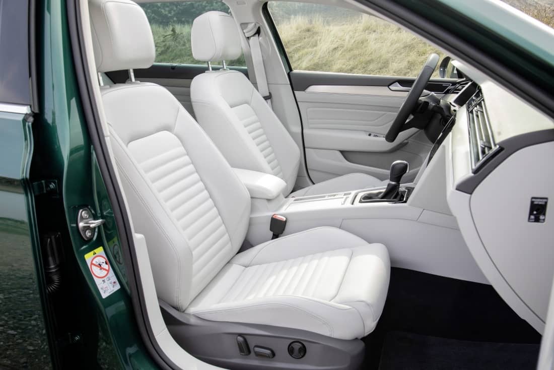 Asientos delanteros del Volkswagen Passat AllTrack, confort y estilo.