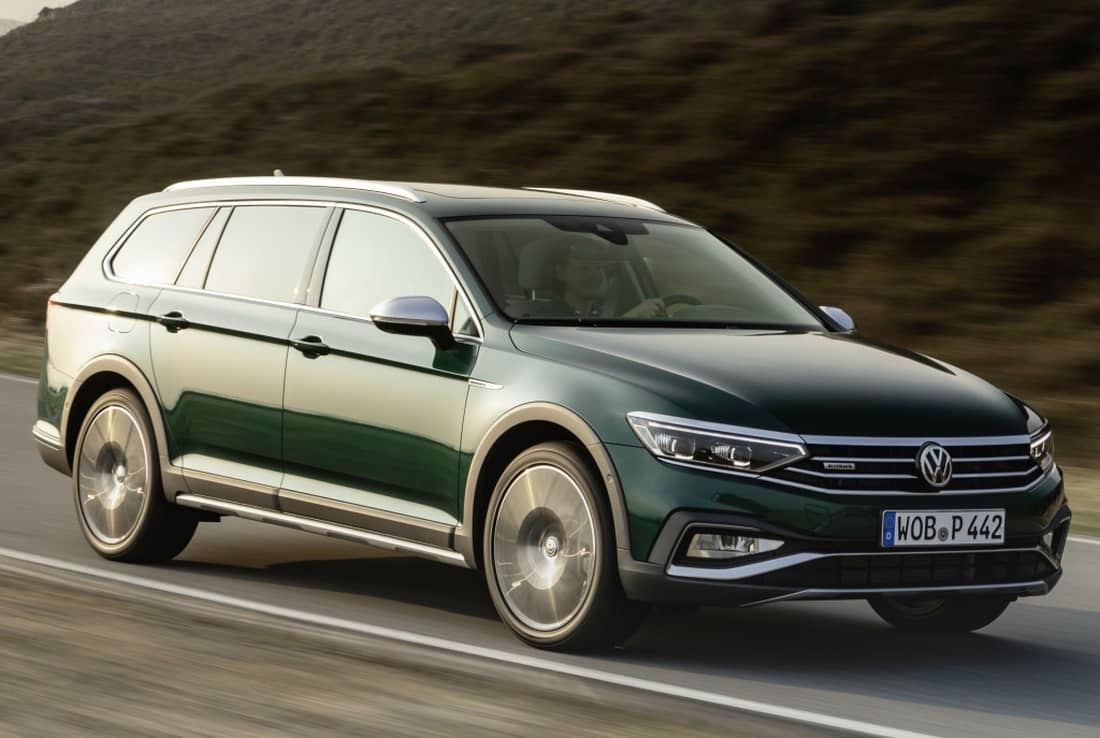 El Passat AllTrack en acción, perfil lateral que denota su carácter aventurero.