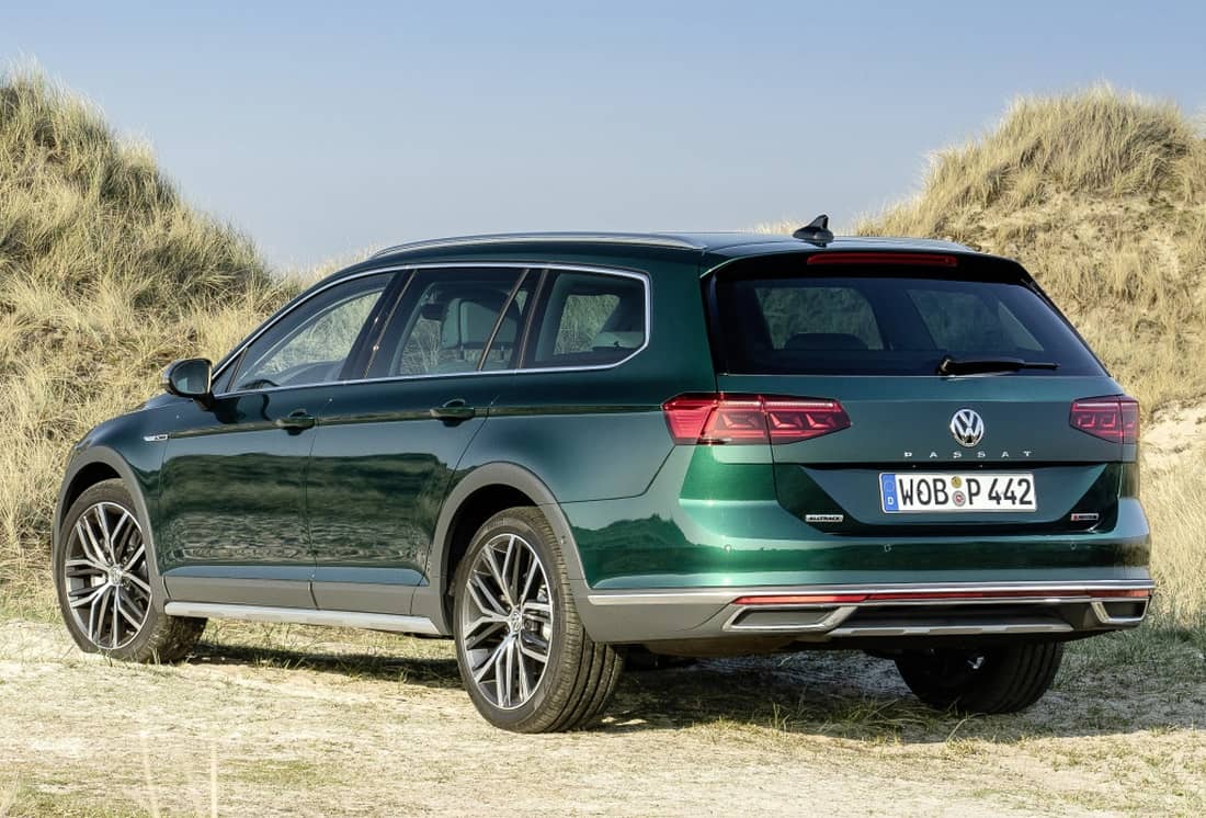 Vista trasera en reposo del Volkswagen Passat AllTrack, diseño sobrio.