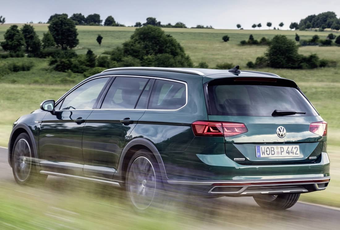 Perspectiva trasera lateral del Passat AllTrack captada en marcha.