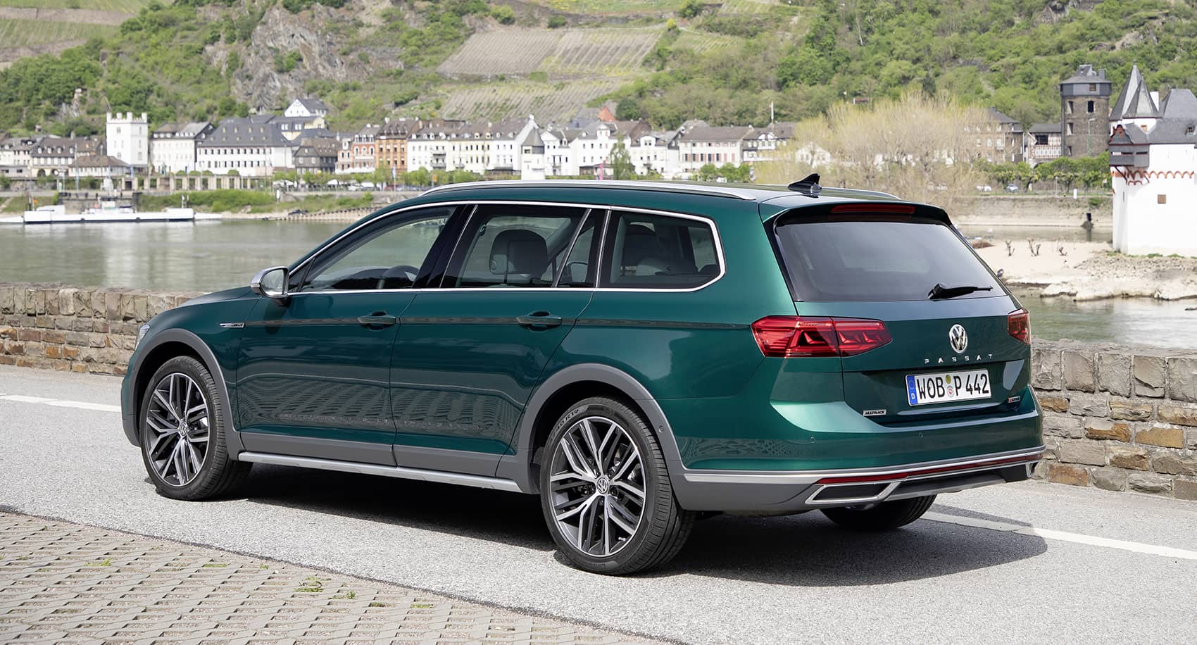 El Volkswagen Passat AllTrack muestra su trasera distintiva y diseño de faros.