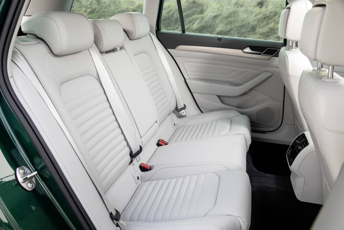 Asientos traseros mostrando espacio y confort en el Passat AllTrack.