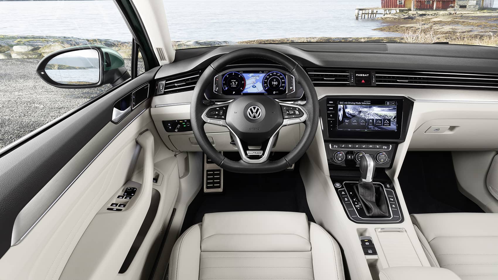 Elegante diseño interior del Passat AllTrack, con acabado en tonos claros.