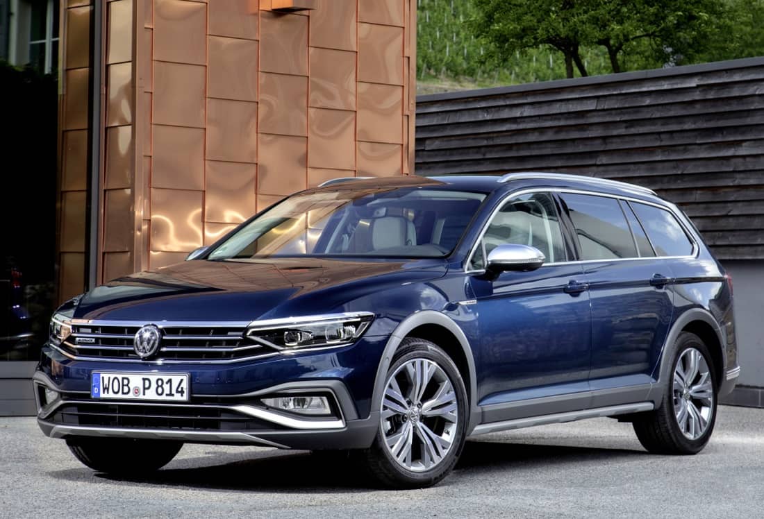 Fotografía frontal del Passat AllTrack azul, mostrando líneas elegantes.