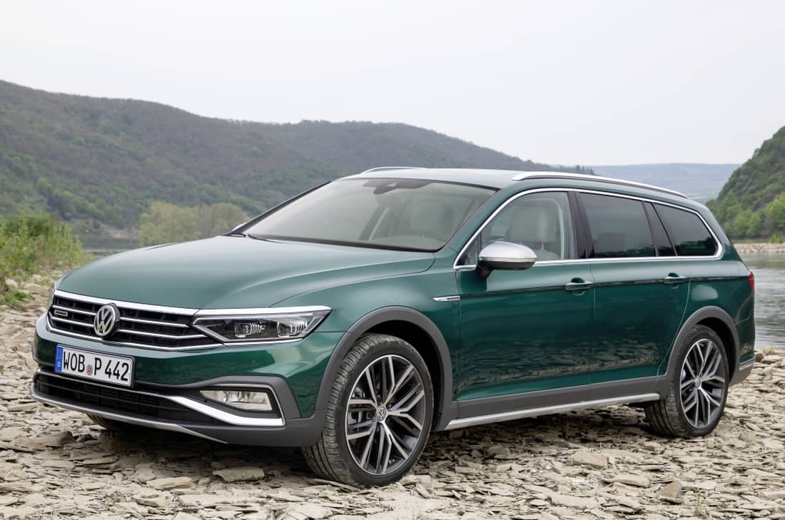 Volkswagen Passat Alltrack mostrado desde un ángulo lateral en terreno irregular.