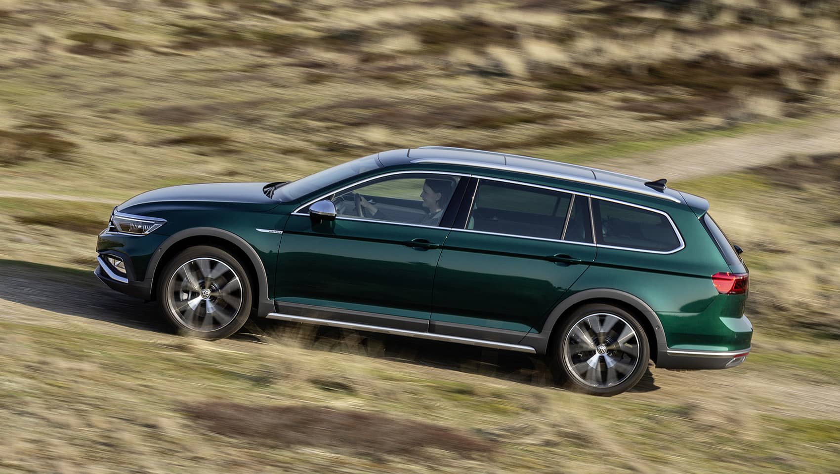 Vista dinámica lateral del Volkswagen Passat AllTrack en movimiento.