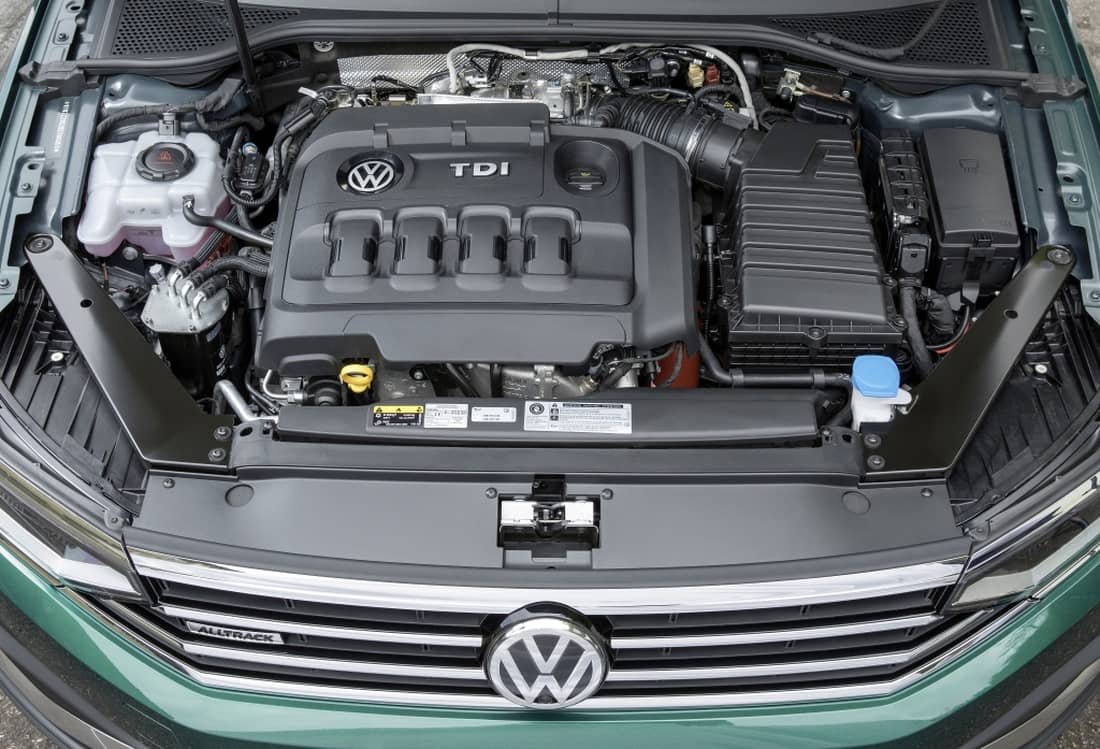 Detalle del motor TDI del Volkswagen Passat Alltrack, enfatizando en su tecnología y limpieza.