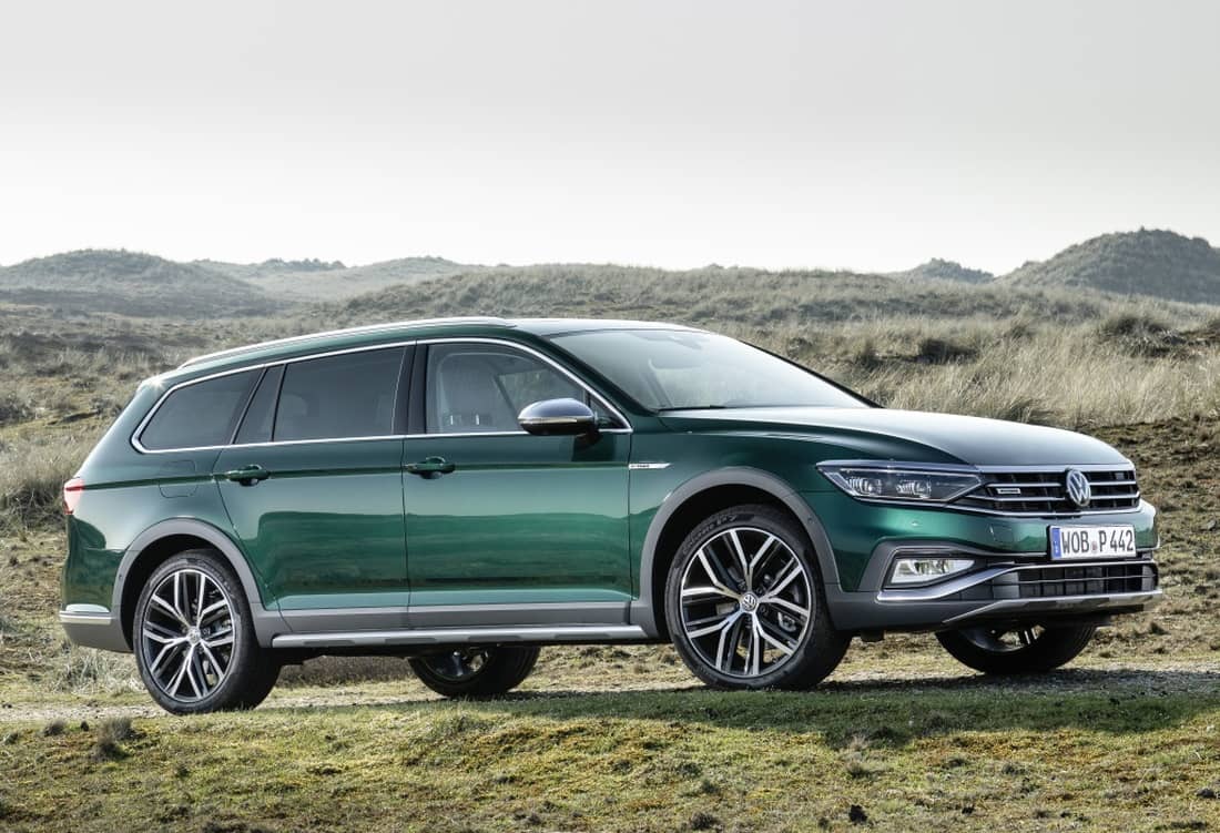 Perfil lateral del Passat Alltrack, resaltando sus proporciones balanceadas.