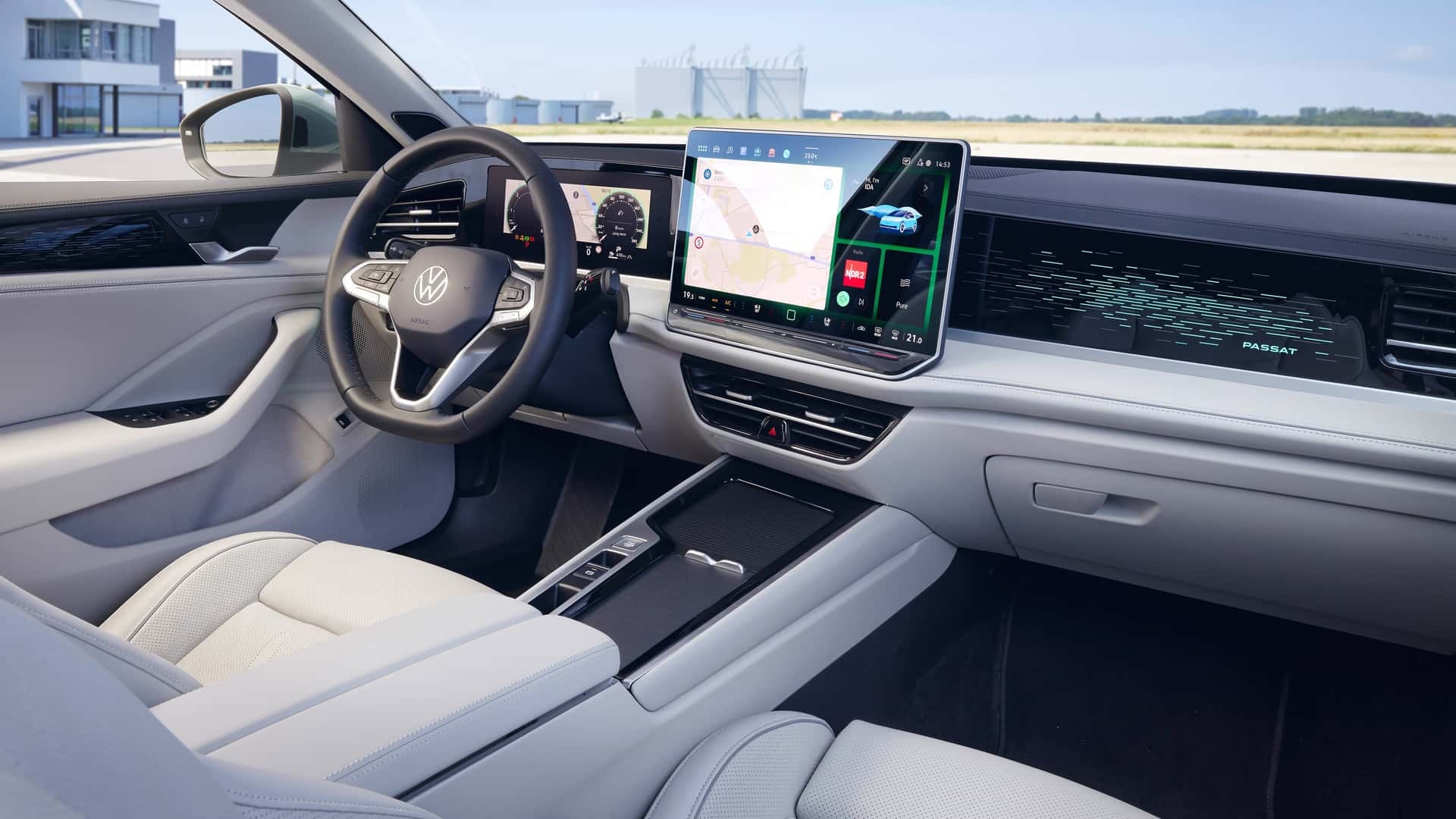 Cabina tecnológica y confortable del Volkswagen Passat Variant con pantalla táctil.