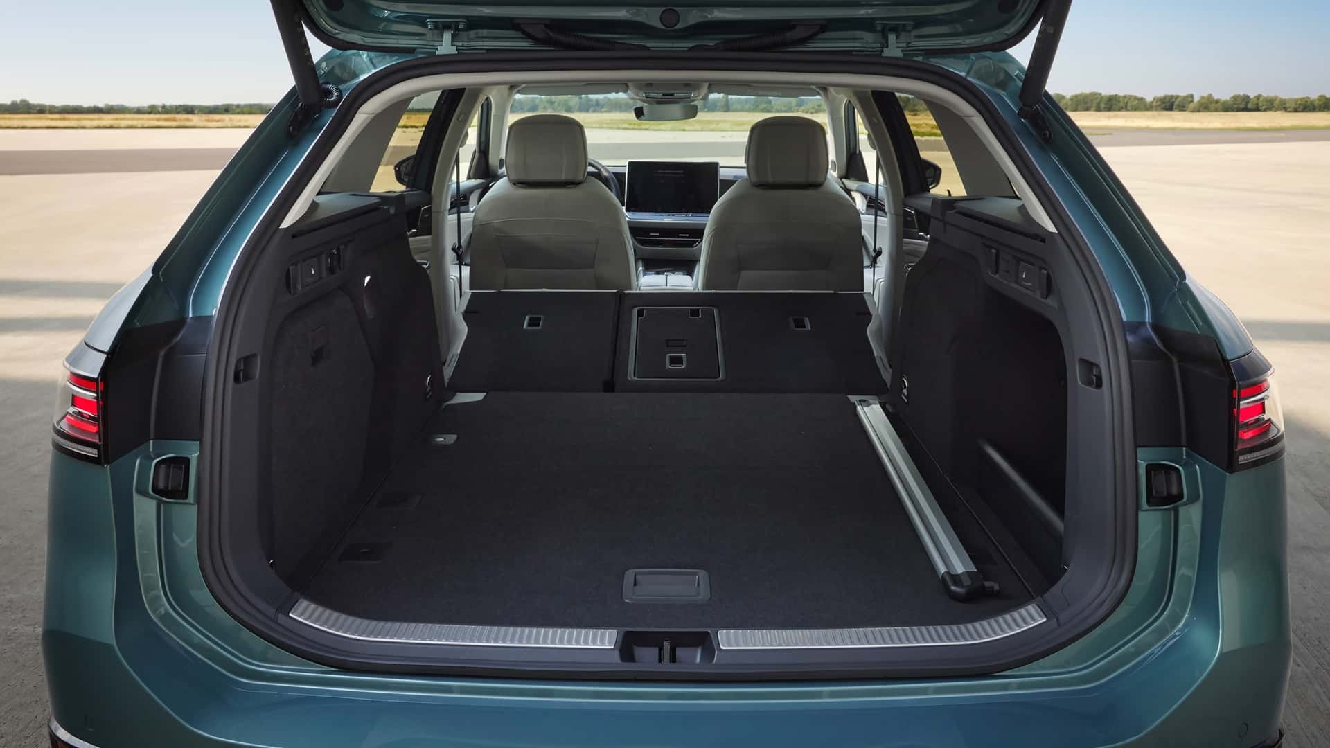 Amplio maletero del Passat Variant, ideal para familias y viajes largos.