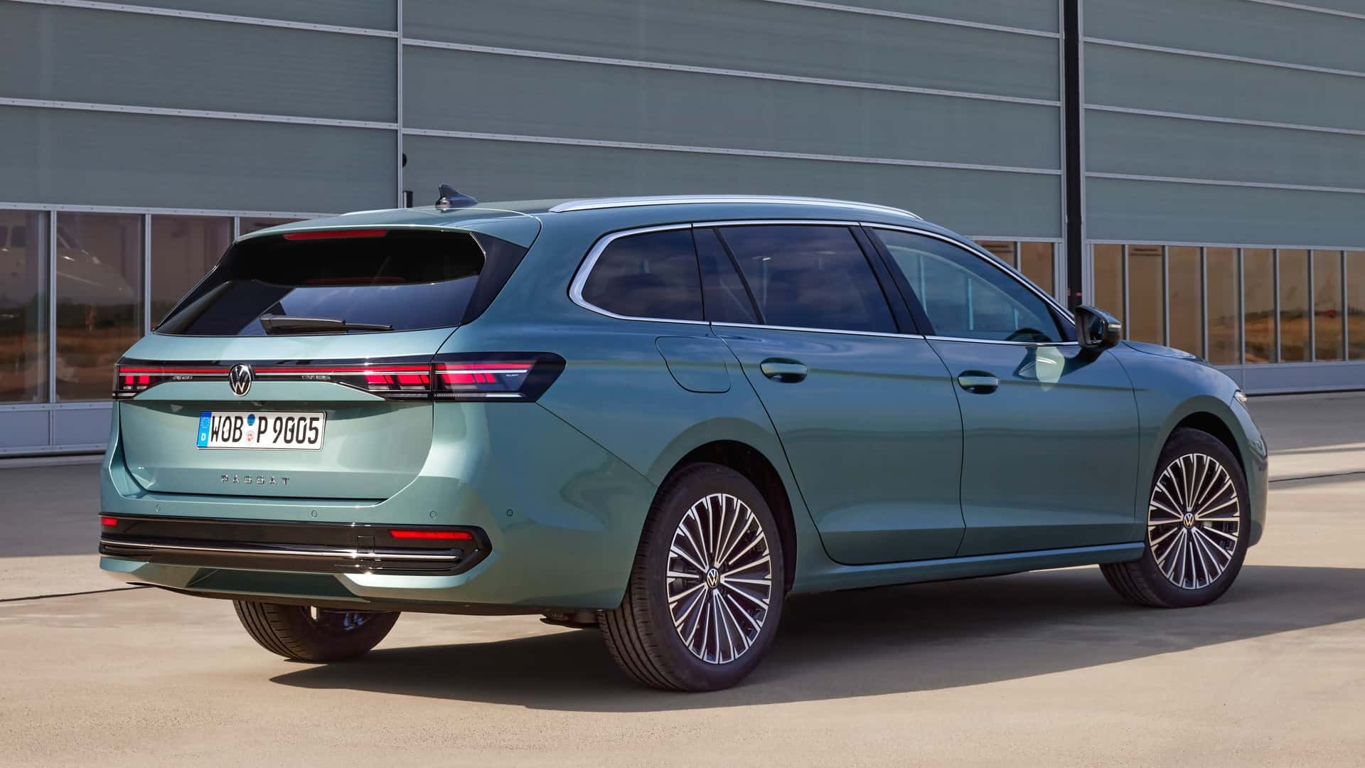 Imagen lateral trasera del Passat Variant que destaca su perfil elegante.