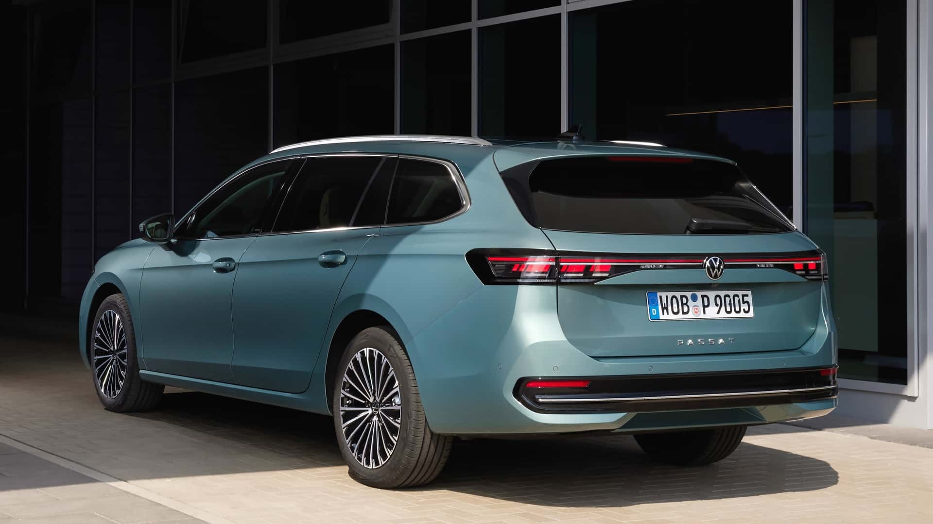 Vista trasera del Volkswagen Passat Variant mostrando diseño elegante y moderno.