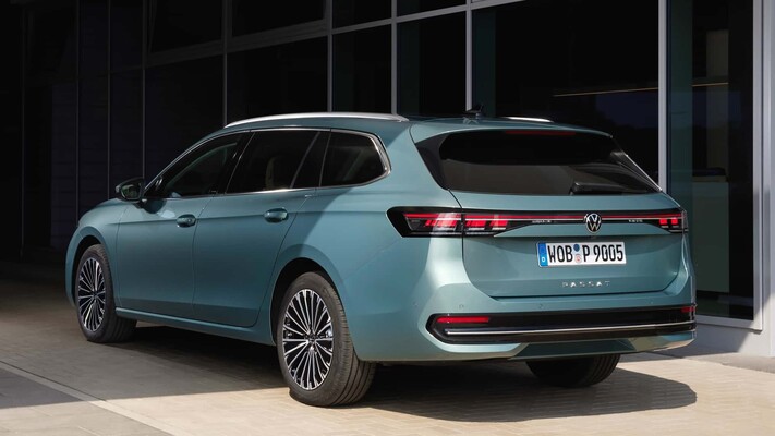 Vista trasera del Volkswagen Passat Variant mostrando diseño elegante y moderno. Vista trasera del Volkswagen Passat Variant mostrando diseño elegante y moderno.