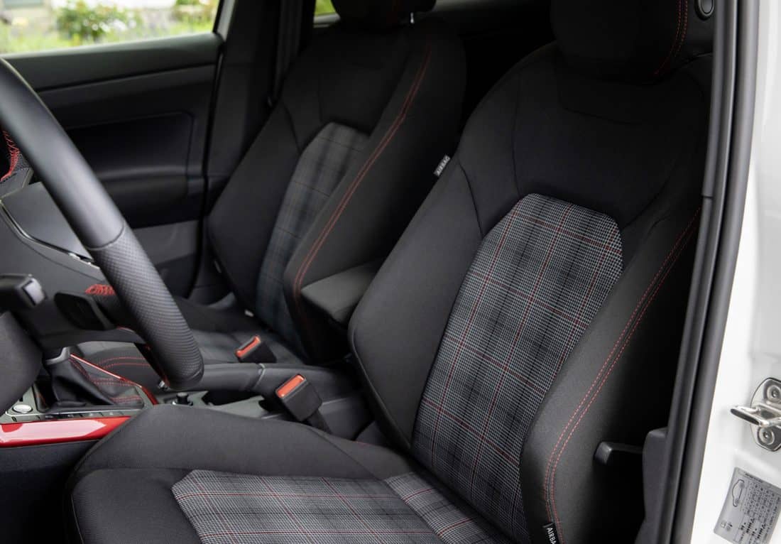 Asientos deportivos del Polo GTI, combinando confort y estilo.